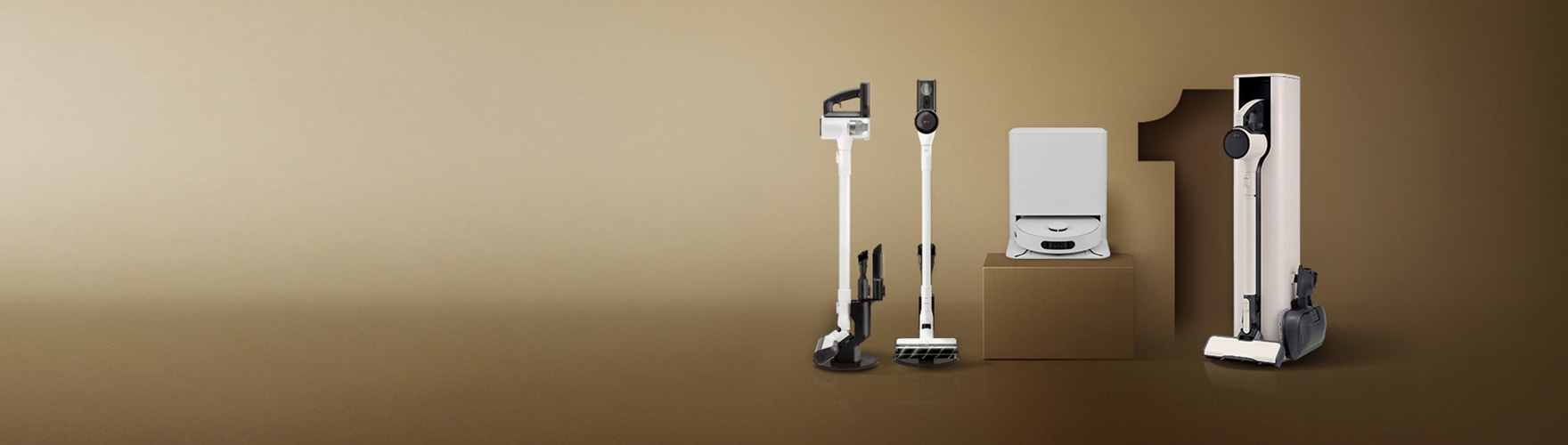 갈색 배경 위에 LG 코드제로 AI 오브제컬렉션 로보킹과 LG 코드제로 AI 오브제컬렉션 A9 청소기가 함께 전시되어있다.